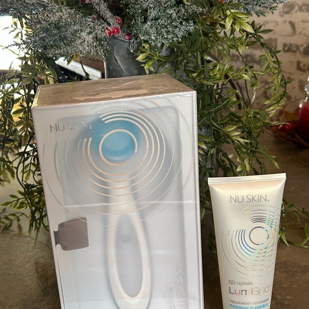 Nu Skin LumiSpa cleansing device and Treatment Cleanser
Great gift!